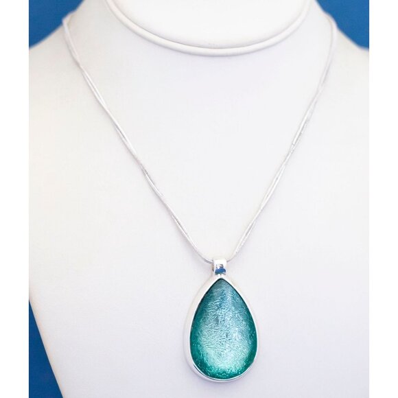 18 Inch, Vintage Green Teardrop Victorian Pendant Necklace D4 - Picture 2 of 3